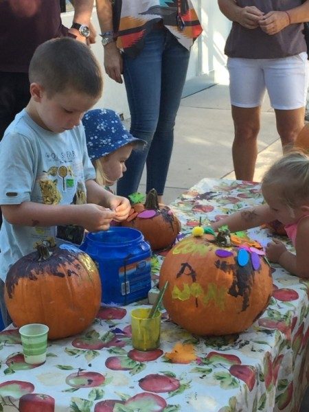 preschool pumpkin decorating (6)